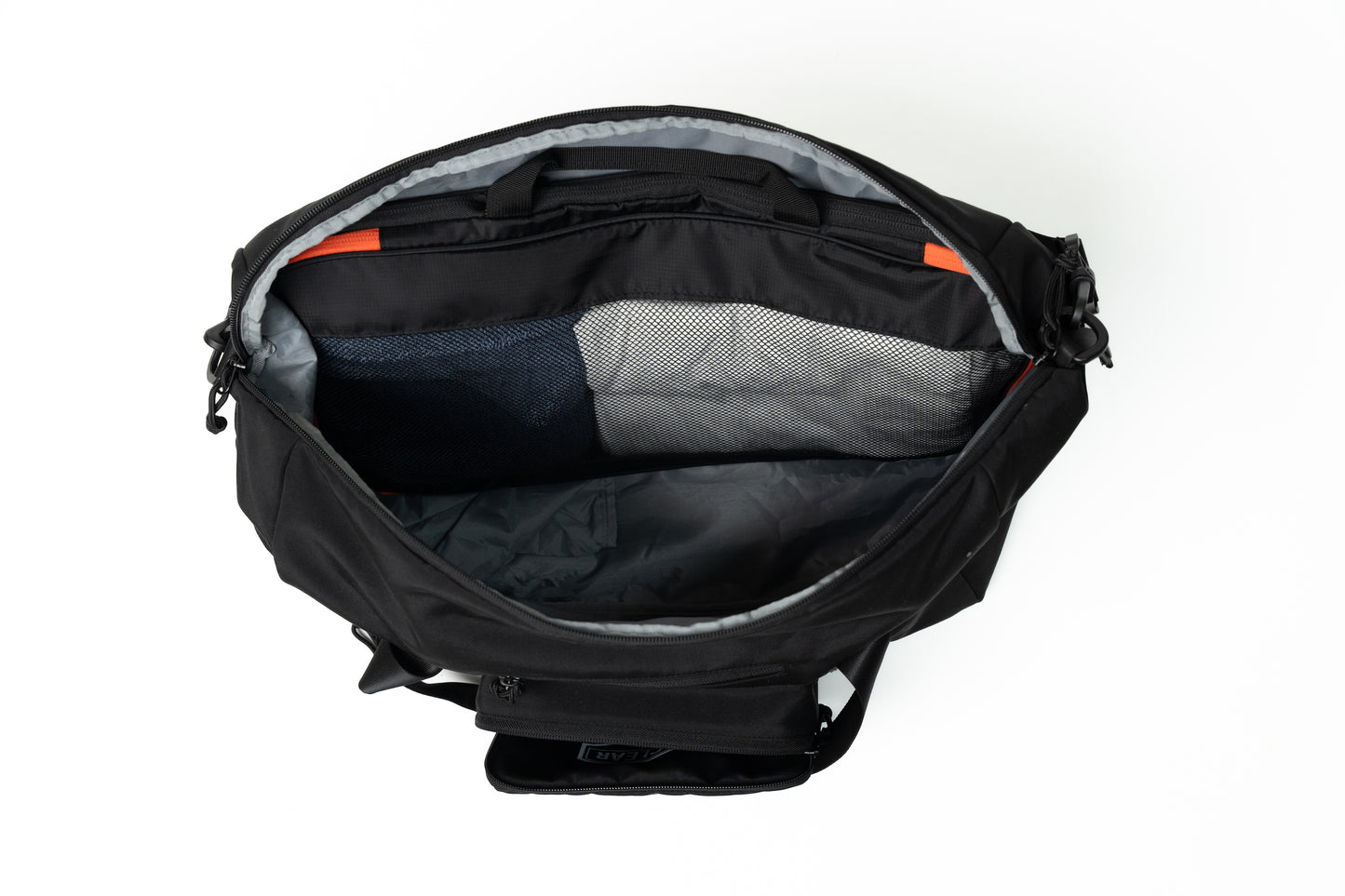 都会派ビジネスマンの相棒、多機能”FOLDING DUFFLE”でスマートアップ